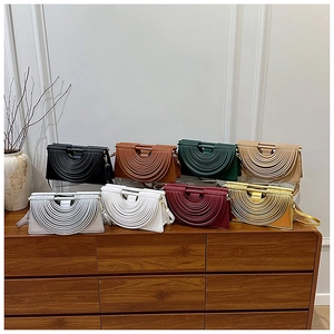 Détail de petits sacs bandoulière en huit coloris avec des textures plissées uniques