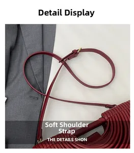 Détail de sac à main bordeaux plissé avec bandoulière réglable et boucle dorée chic