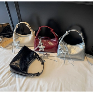 Sac hobo plissé brillant en quatre coloris avec breloque étoile et texture vernie