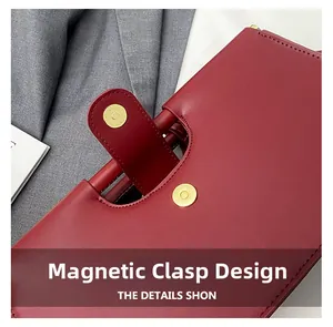Détail du fermoir magnétique doré sur le sac à bandoulière en cuir tressé bordeaux