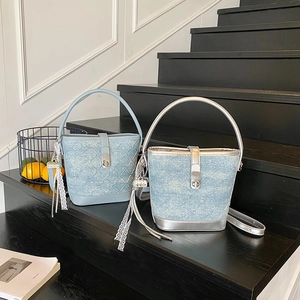 Sac Seau Pour Femmes Cuir PU Texture Denim Matelassé Boucle Métallique Sac À Main Bandoulière Avec Pendentif