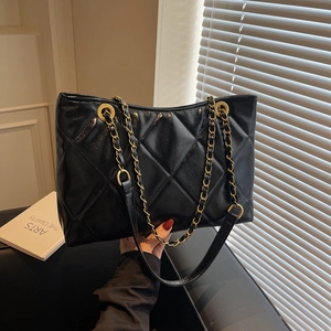 Elegante borsa tote nera trapuntata con catene dorate e grande capienza per ogni giorno