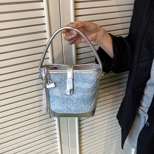 Sac seau plissé bleu avec bordure argentée et pendentif dentelle à la main