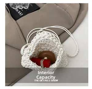 Capacité interne du sac blanc tissé à la main avec espace pour rouge à lèvres et bijoux