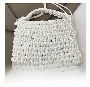 Gros plan sur la texture tissée à la main en corde blanche d'un sac à bandoulière chic