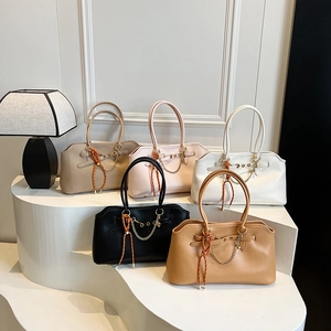 Borsa Da Spalla In Pelle PU Grande Capacità Minimalista Urbana Casual Tote Con Catena Dorata E Ciondolo
