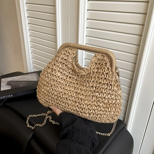 Sac à main tendance en paille tressée kaki avec chaîne dorée pour la plage