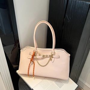 Borsa tote in pelle rosa chiaro con catena dorata e accessorio in corda intrecciata
