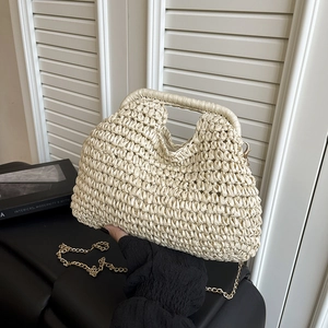 Sac à main chic en paille tressée beige avec poignée et bandoulière chaîne dorée été