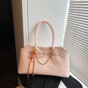 Borsa a spalla in similpelle rosa con catena dorata e ciondolo in corda arancione