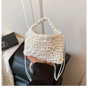 Détail du sac à main en corde blanche tissée montrant la texture épaisse et le design ajouré