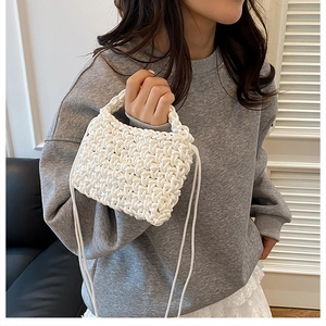 Détail du mini sac blanc tissé main avec texture de corde épaisse et bandoulière fine
