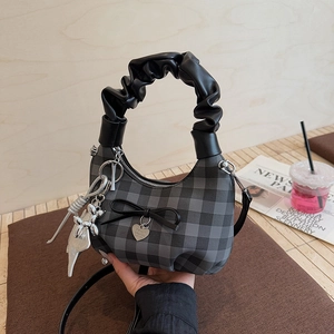 Elegante borsa a nuvola a scacchi con fiocco, ciondolo a cuore e cane per donna