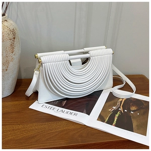 Détail du sac en cuir blanc présentant un design plissé unique en forme de U multicouche