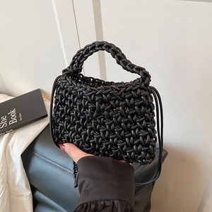 Sac cabas noir tissé à la main avec texture nid d'abeille pour un porté croisé décontracté