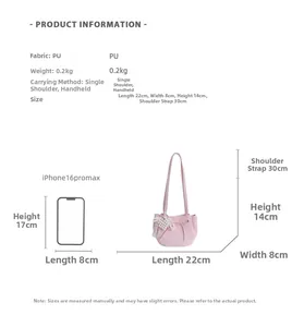 Comparaison de taille détaillée du sac à main plissé rose avec l'iPhone 16 Pro Max