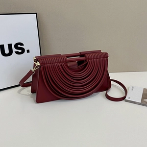 Sac à bandoulière minimaliste en cuir bordeaux plissé avec poignée et boucle dorée