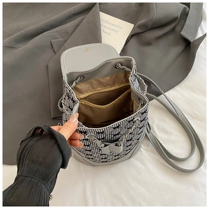Détails du sac seau en patchwork pied-de-poule avec chaîne argentée et poches