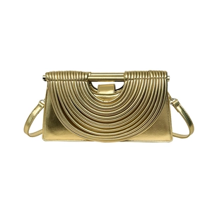 Sac bandoulière doré moderne avec texture côtelée métallique et bandoulière fine