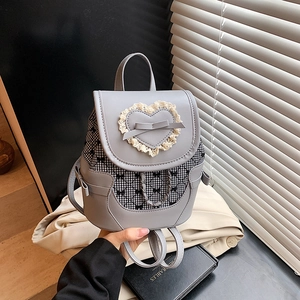 Mini sac à dos gris tendance avec cœur en dentelle et motif à carreaux chic