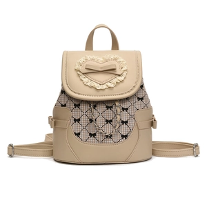 Sac à dos beige doux pour femmes avec dentelle en cœur, motif à carreaux et chaîne argentée