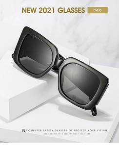 Gros plan de lunettes de soleil carrées noires sur fond de marbre luxueux