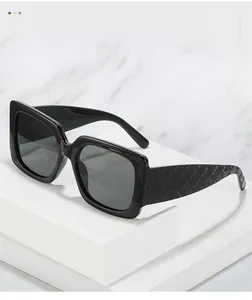 Vue latérale de lunettes de soleil œil-de-chat noires avec branches à texture tissée