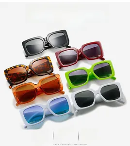Présentation de sept couleurs pour lunettes de soleil rectangulaires en PC tendance