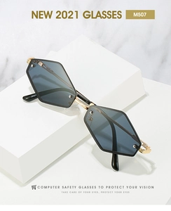 Détail de lunettes de soleil losange dorées avec le texte du modèle M507 sur la branche