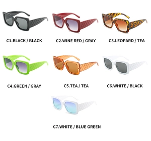 Grille détaillée présentant des lunettes de soleil carrées avec branches texturées en sept couleurs