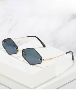 Détail des branches métalliques dorées avec texture filetée fine sur lunettes hexagonales