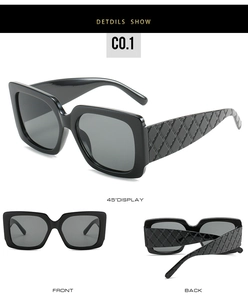 Détails des lunettes de soleil carrées noires avec motif de treillis sur les branches