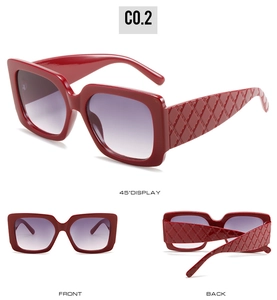 Trois vues de lunettes carrées bordeaux avec branches à texture grillagée et verres dégradés violets