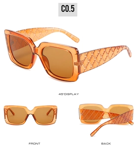 Vues détaillées de lunettes de soleil carrées ambre avec branches à motifs à carreaux