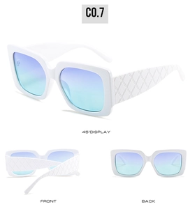 Vue détaillée des lunettes de soleil œil de chat blanches avec branches à motif de treillis