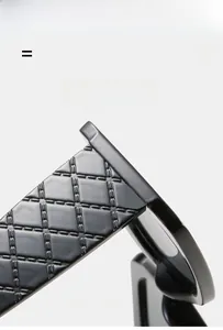 Détail de la branche à motif losanges brillants sur lunettes de soleil œil de chat