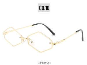 Détail de la monture de lunettes hexagonale en métal doré avec branches ciselées