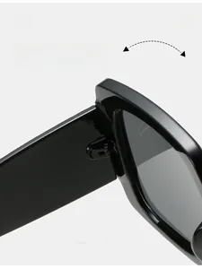 Gros plan détaillé sur la charnière métallique robuste des lunettes de soleil noires