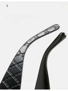 Détail macro des branches de lunettes incurvées avec motif à carreaux élégant