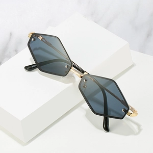 Lunettes de soleil géométriques diamant avec monture dorée et verres gris foncé