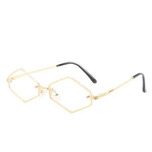 Lunettes de soleil hexagonales dorées en métal avec verres clairs, vue à 45 degrés
