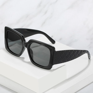 Lunettes de soleil carrées noires avec branches larges à motif tressé élégant