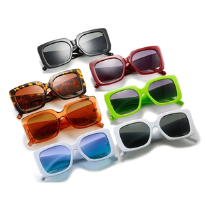 Lunettes de soleil œil de chat carrées surdimensionnées en plusieurs couleurs sur fond blanc