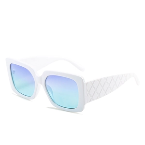 Lunettes de soleil carrées blanches à verres dégradés bleu-violet et branches matelassées