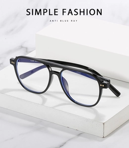 Détail de lunettes pilote à double pont avec rivets en métal et reflet anti-lumière bleue