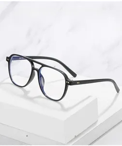 Détail de monture aviateur noire en TR90 avec accents dorés et verres anti-lumière bleue