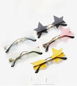 Dettaglio di cinque occhiali da sole a forma di stella senza montatura colorati