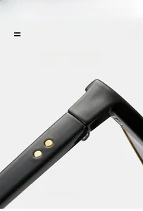 Détail des charnières durables sur les lunettes œil de chat noires avec accents dorés