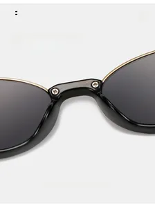 Gros plan des plaquettes de nez confortables et du pont en métal doré des lunettes