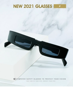 Détail de lunettes de soleil rectangulaires noires sur bloc au design rétro futuriste